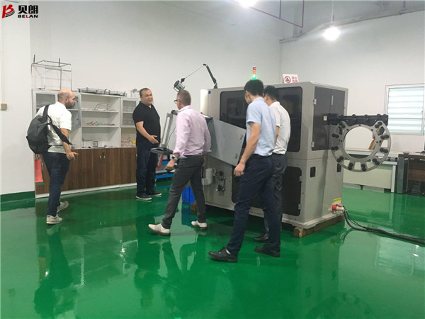 看，又有外國客戶參觀貝朗鋼絲鐵絲折彎機(jī)